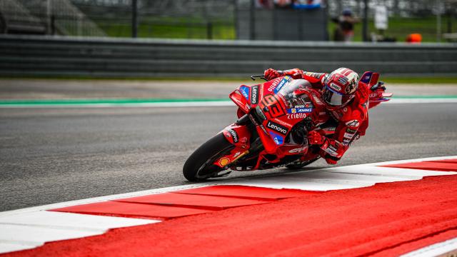 Marc Márquez traza un viraje con su Ducati Desmosedici GP25, en el COTA de Austin.