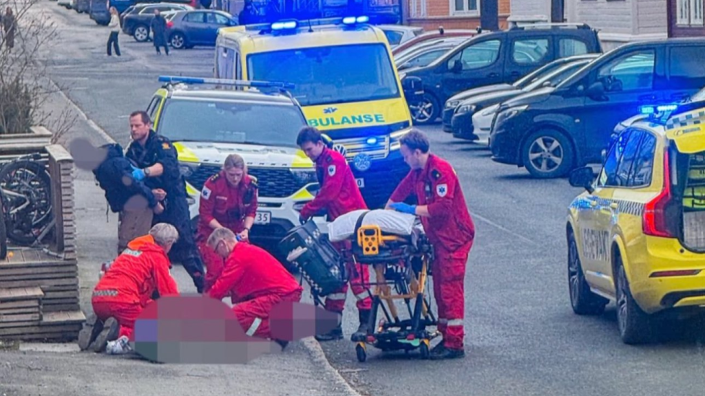 Los servicios de emergencia atienden a los heridos del apuñalamiento en plena calle en Trondheim  (Noruega).