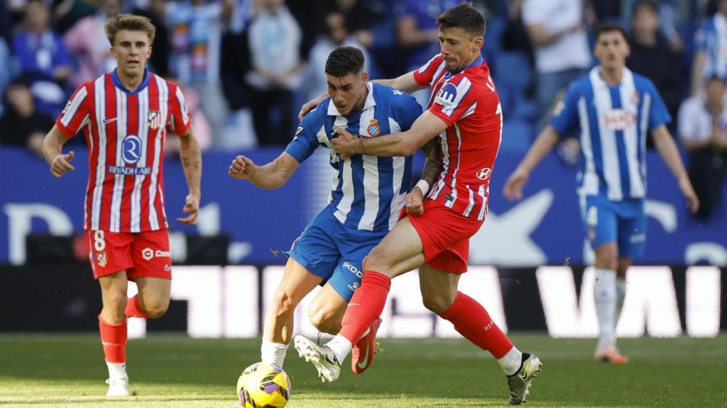 Lenglet agarra a Roberto Fernández en una acción del partido.