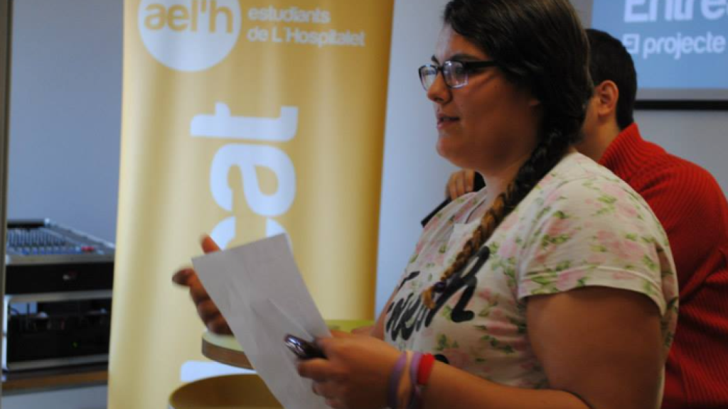 La joven Fátima Ófkir en la Asociación de Estudiantes de L'Hospitalet.