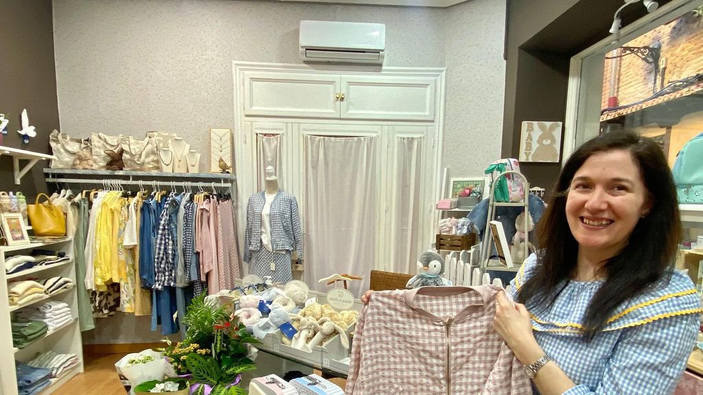 Davinia Martín muestra uno de sus productos para adolescentes en su renovada tienda del Casco Histórico de Toledo