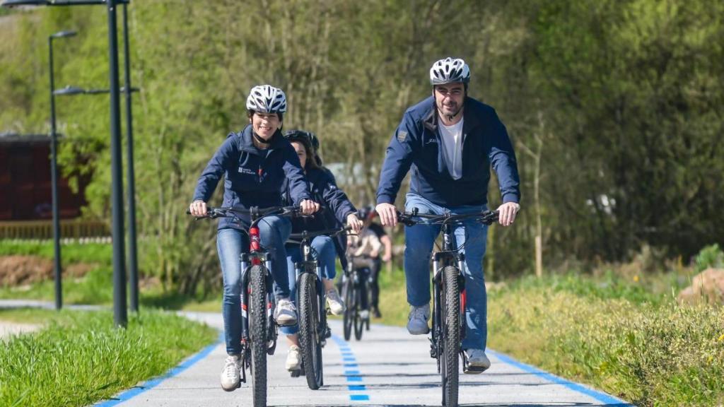 Calvo y Allegue en la nueva senda peatonal y ciclista entre la Intermodal y San Caetano.