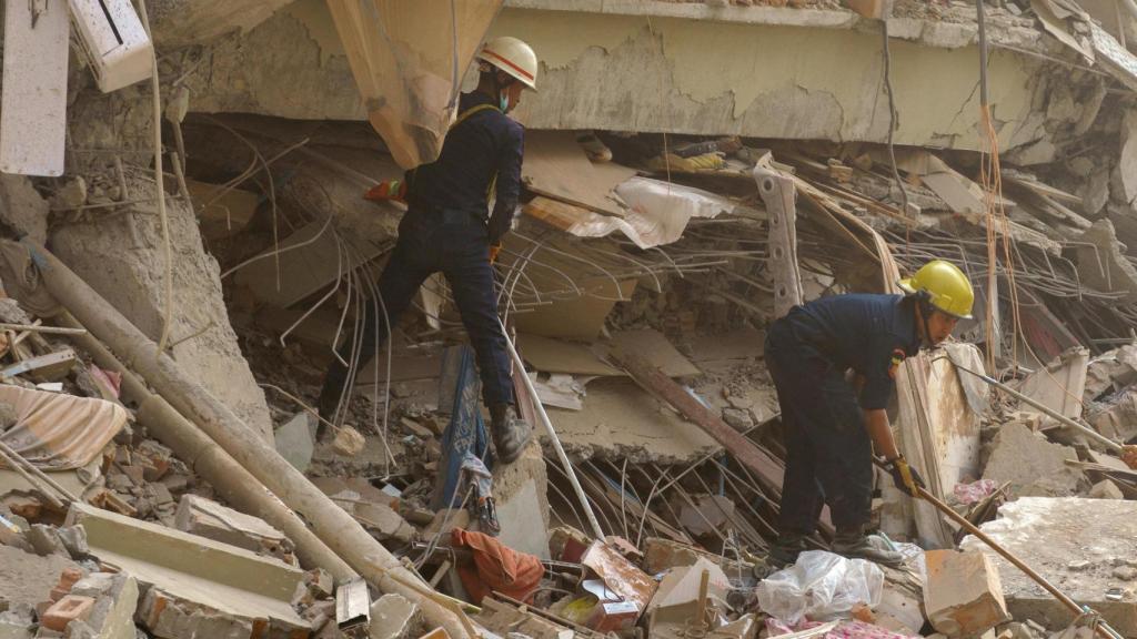 El personal de rescate trabaja en el lugar de un edificio que se derrumbó tras un fuerte terremoto en Mandalay, Myanmar (Birmania).