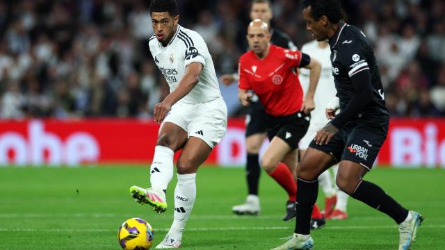 Jude Bellingham buscando a un compañero del Real Madrid