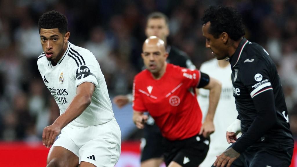 Jude Bellingham buscando a un compañero del Real Madrid