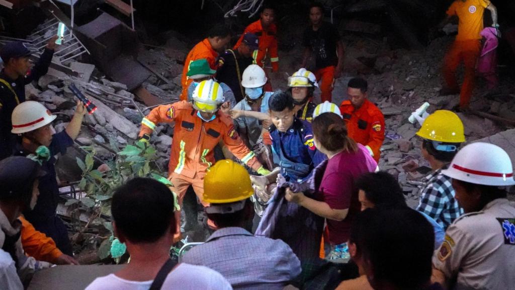 Consecuencias del fuerte terremoto en Mandalay (Birmania).