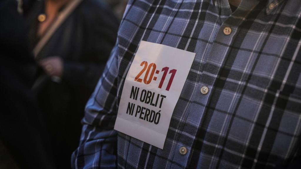 Una persona con una pegatina de la hora de envío de la alerta. Jorge Gil / Europa Press