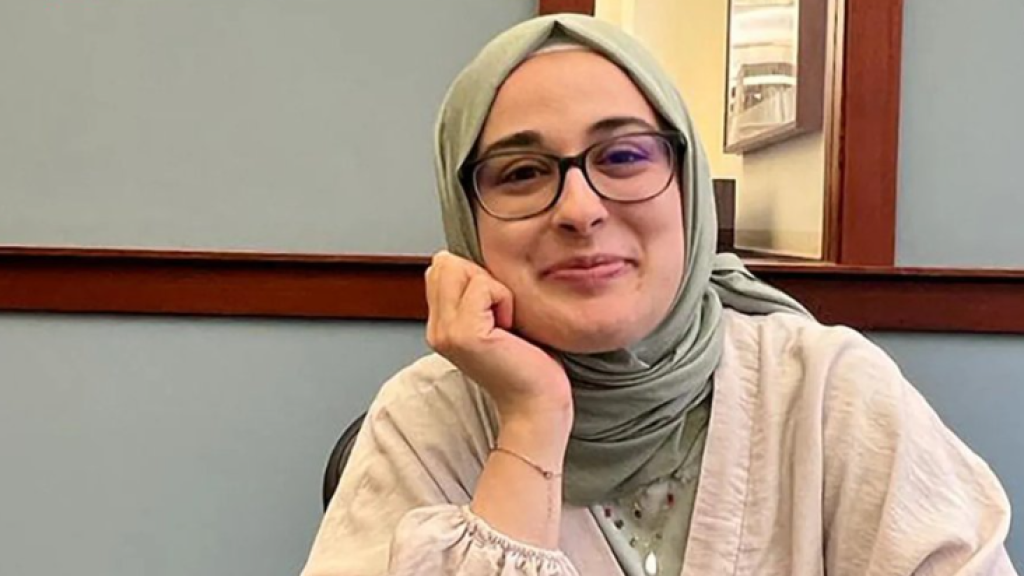 Rumeysa Ozturk, la estudiante de doctorado turca detenida en plena calle en EEUU por publicar un artículo contra Israel.