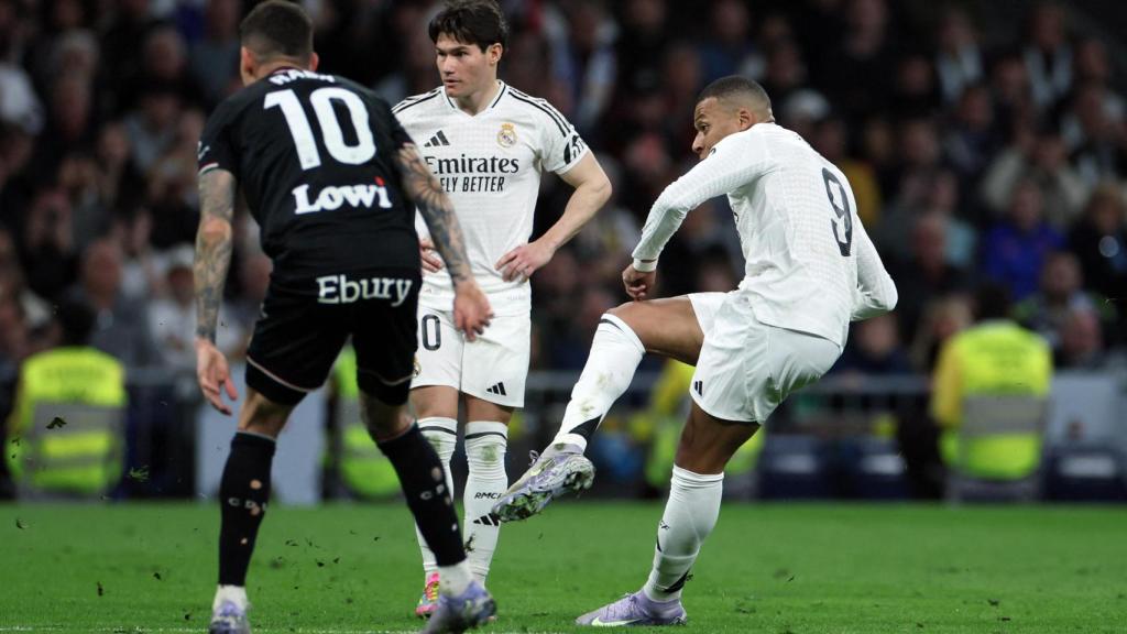 Kylian Mbappé, disparando ante el Leganés