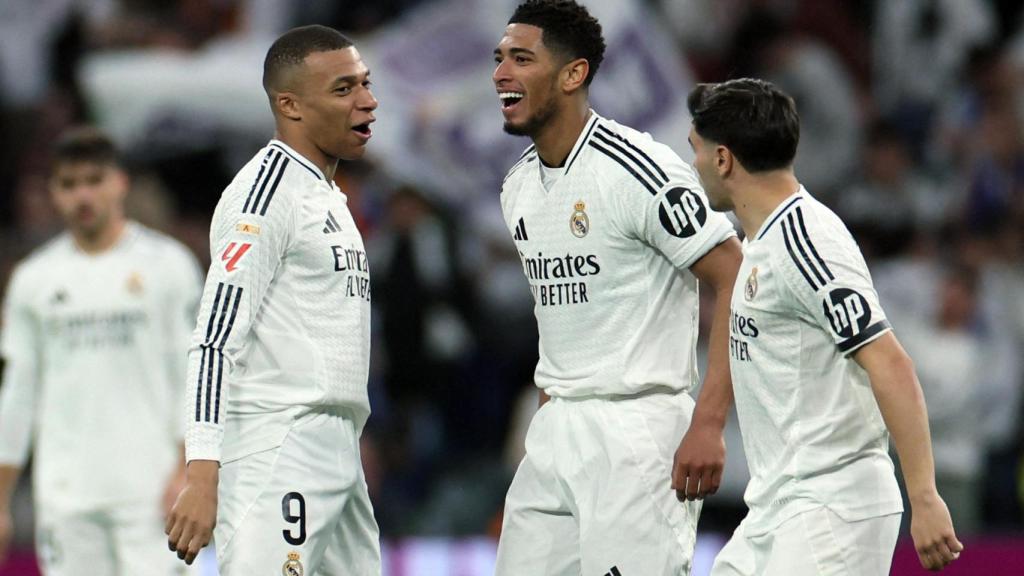 Mbappé y Brahim celebran junto con Bellingham el gol del inglés.