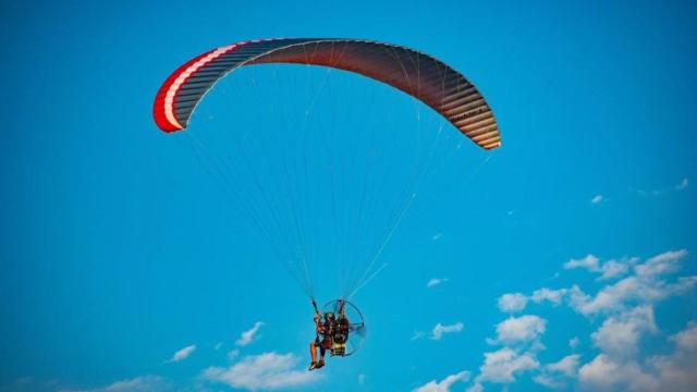 Un paramotor en el aire.