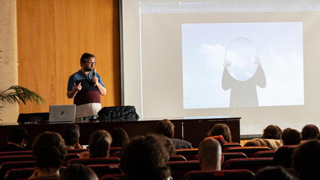 Un momento de la charla de Ángel Luis Sucasas