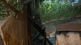 El muro de contención caído sobre una de las viviendas en Zamora