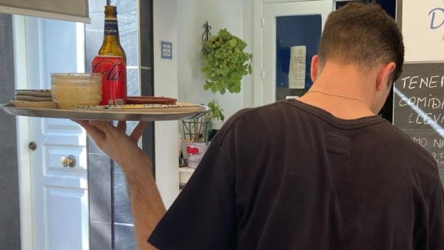 Un camarero en un bar en Málaga.