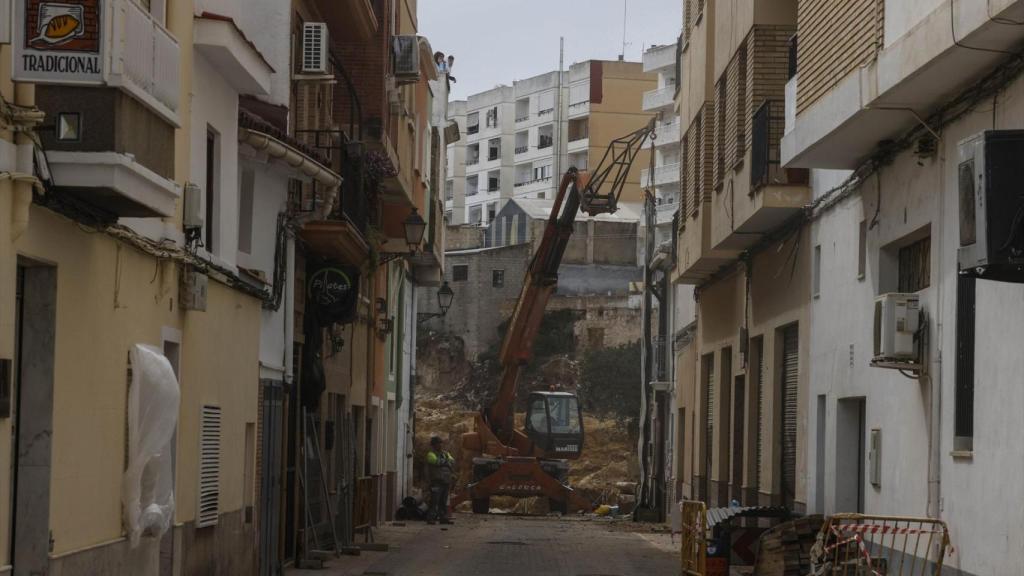 Derribo de viviendas con maquinaria pesada en municipios de la dana. Rober Solsona / Europa Press