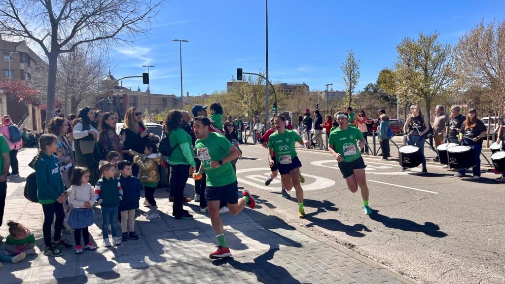 El alcalde, Carlos Velázquez, participando en la carrera 'Brilla con ellos'.
