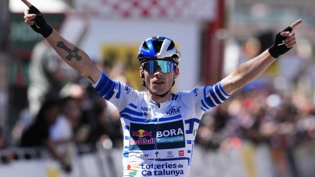 Primoz Roglic celebra su triunfo en la Volta Catalunya.