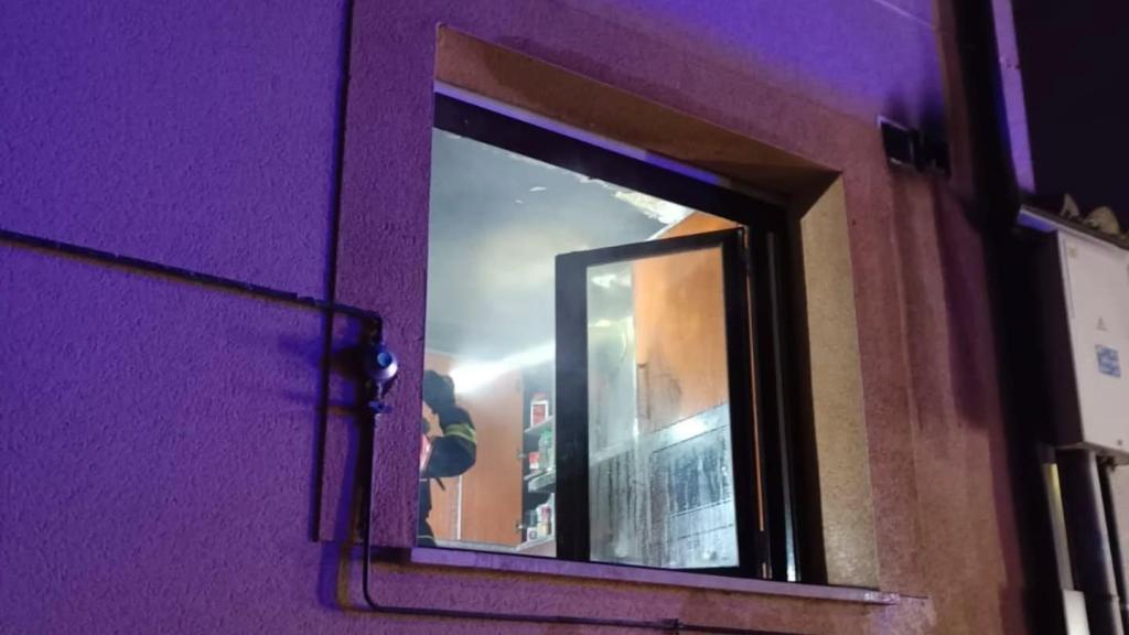 Una ventana de la vivienda afectada por el incendio