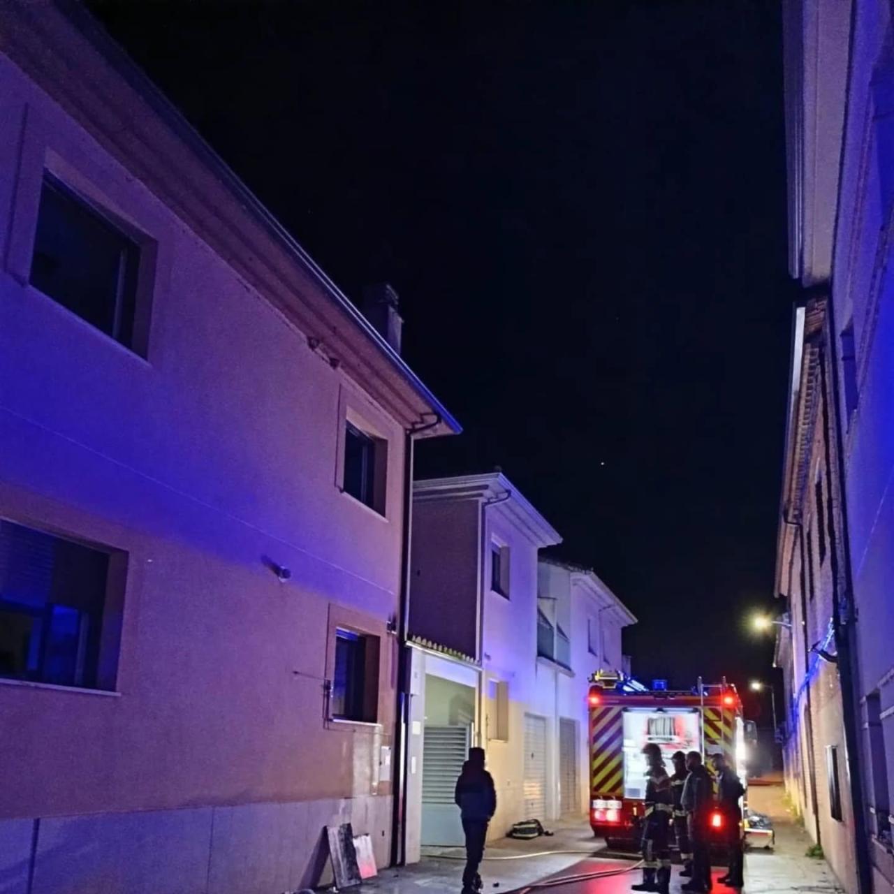 La calle de la vivienda afectada por el incendio