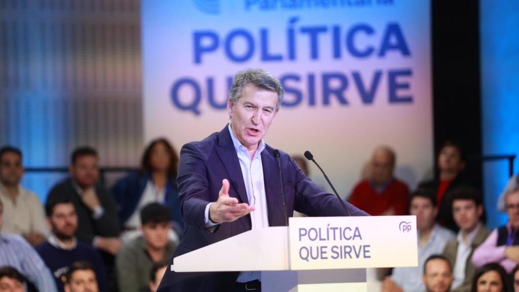 Alberto Núñez Feijóo se dirige a la Interpalamentaria del PP que ha cerrado este domingo en Sevilla.