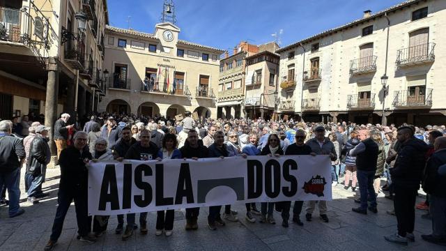 Concentración en San Esteban de Gormaz para exigir soluciones tras el derrumbe del puente