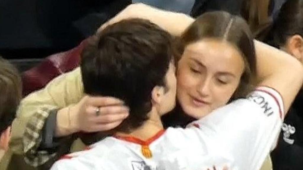 Pablo Urdangarin, con su novia, Johanna Zott, tras el partido con su equipo, BM Fraikin Granollers, contra el Rebi Cuenca, el 19 de marzo de 2025, en Barcelona.