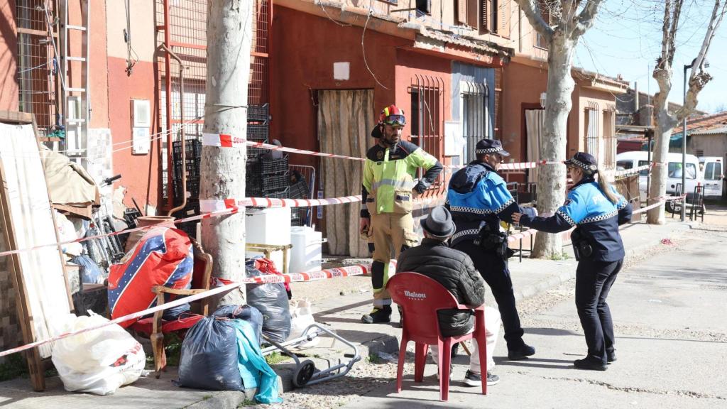 La Policía Local y los vecinos desalojados tras la caída de un muro