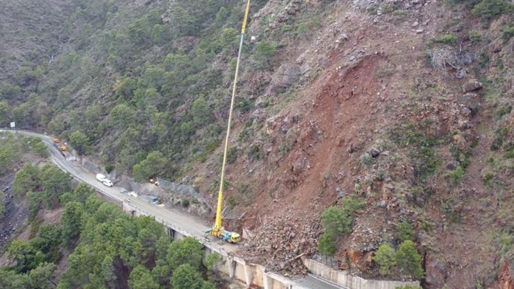 La grúa que trabaja en la carretera A-397 entre Ronda y San Pedro.
