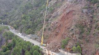 La grúa que trabaja en la carretera A-397 entre Ronda y San Pedro.