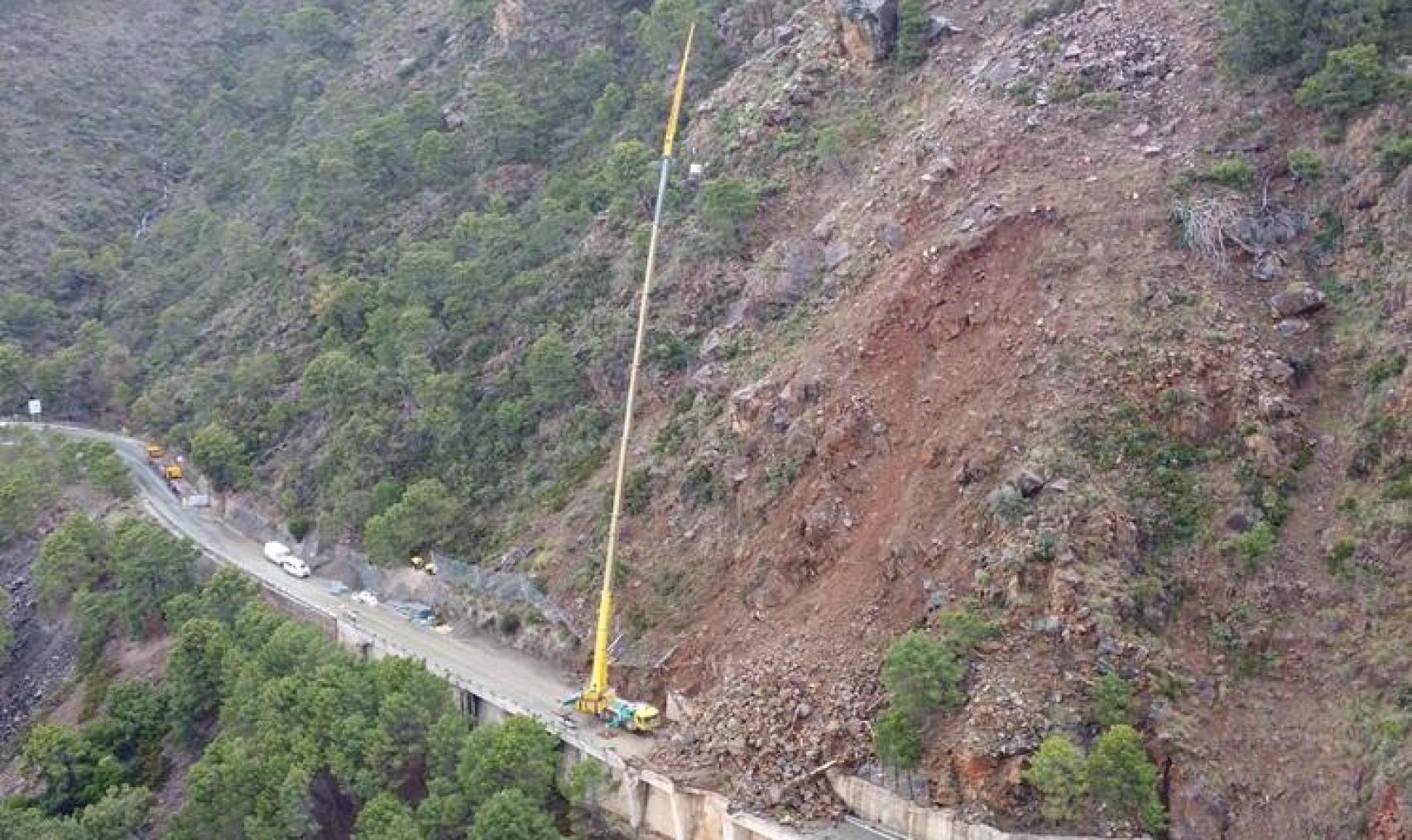 La grúa que trabaja en la carretera A-397 entre Ronda y San Pedro.