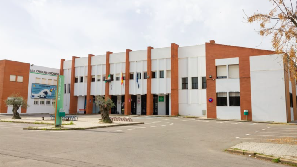 El instituto Carolina Coronado, el centro de enseñanza donde supuestamente se cometieron las agresiones.