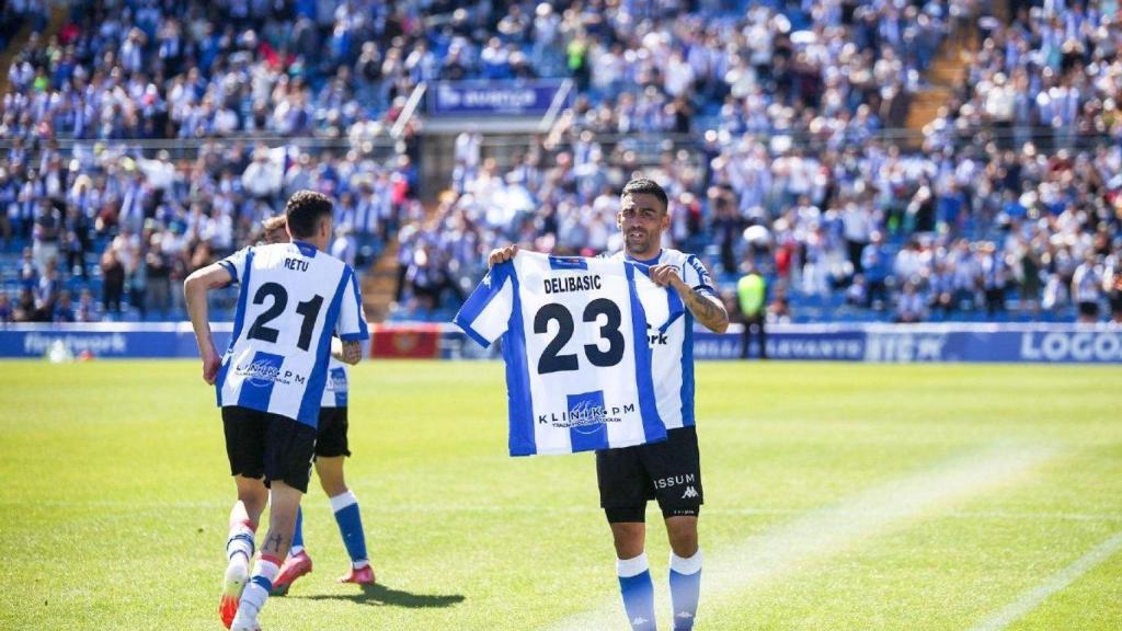 Romera muestra la camiseta de Delibasic tras marcar el empate. Hércules CF