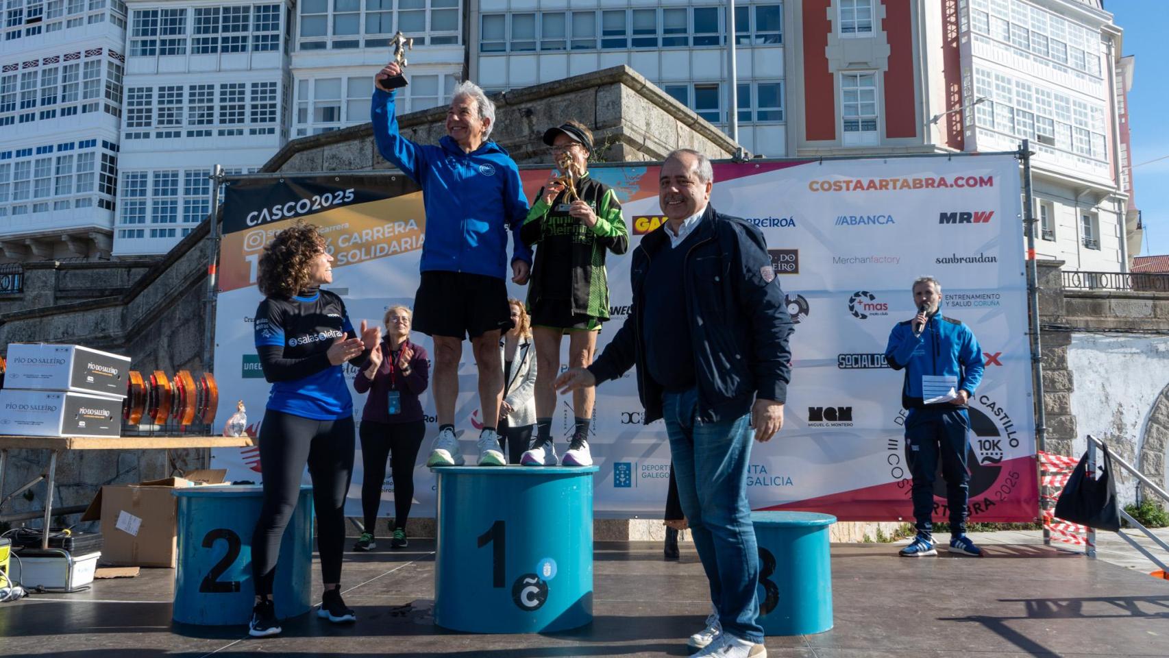Víctor Puyuelo e Karina Yevtushenko ganan la III Carreira Costa Ártabra entre Oleiros y A Coruña.