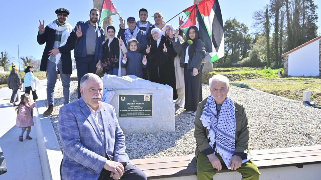 Inaugurada la calle Yasser Arafat en Santa Cruz, en Oleiros (A Coruña)