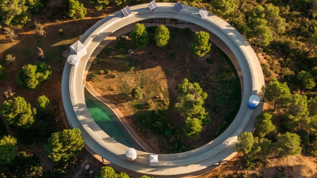 Así es la casa más rara y lujosa escondida en Teruel: un edificio circular en medio de la naturaleza