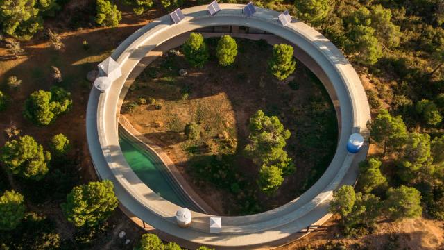 Así es la casa más rara y lujosa escondida en Teruel: un edificio circular en medio de la naturaleza