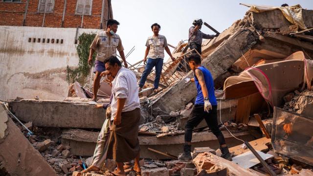 Un grupo de voluntarios realiza sus labores de rescate en Mandalay.