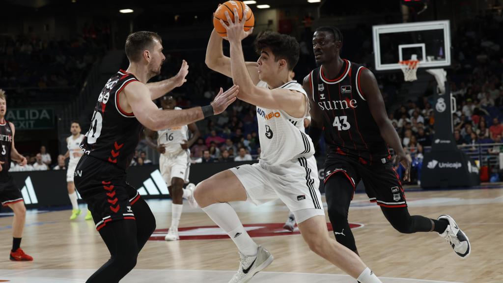 Hugo González presionado por dos jugadores del Bilbao Basket.