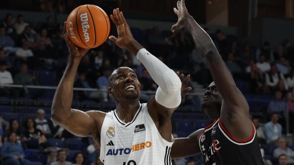 Ibaka presionado por un jugador del Bilbao Basket durante el partido.