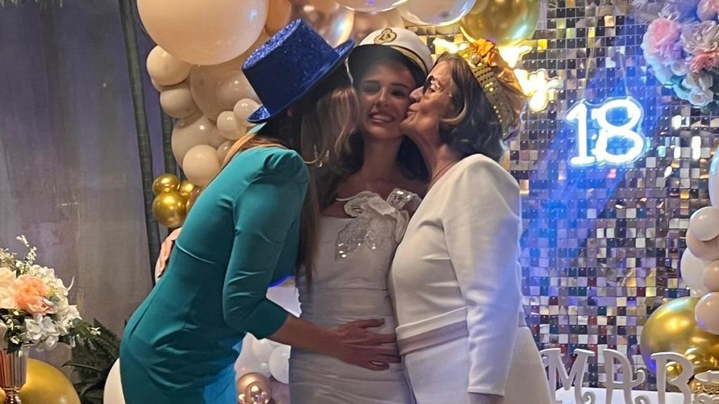 Martina Horischnik junto a su abuela María de los Ángeles Martínez y su madre Lucía Bonilla, en su fiesta de cumpleaños.