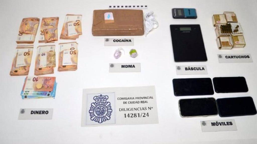 Objetos, sustancias y dinero incautados durante la operación. Foto: Policía y Guardia Civil.