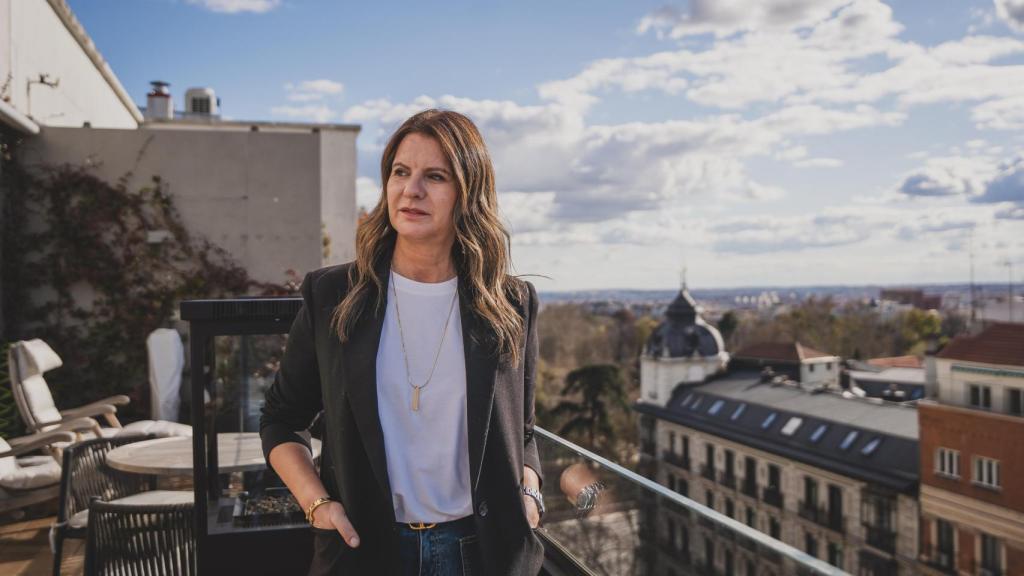La arquitecta Mercedes Pina en la terraza de uno de sus clientes en Madrid.