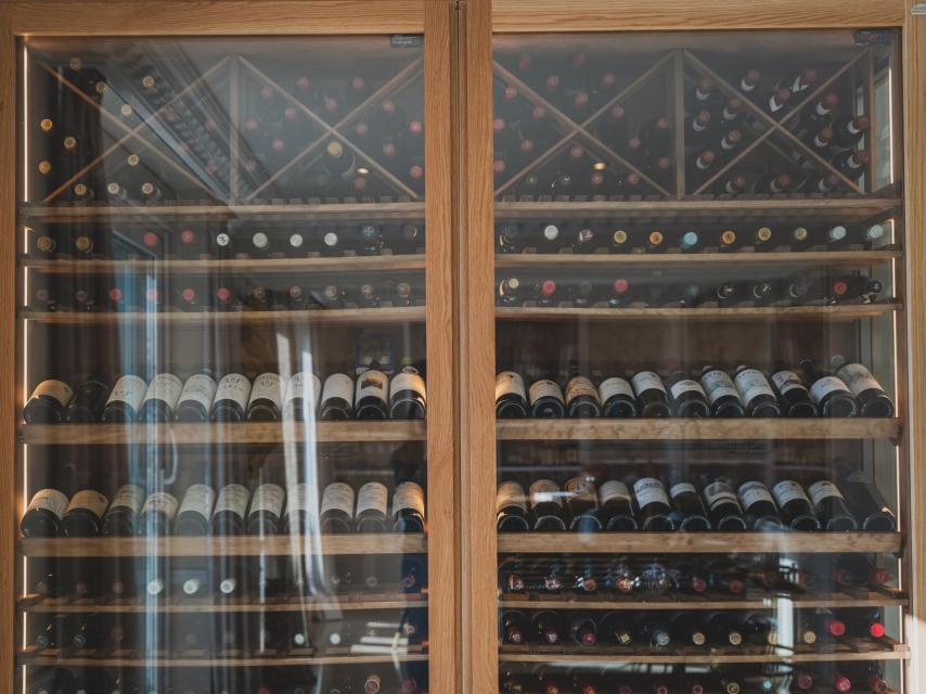 Detalle de la vinoteca con algunos de los vinos favoritos del cliente de Mercedes Pina.