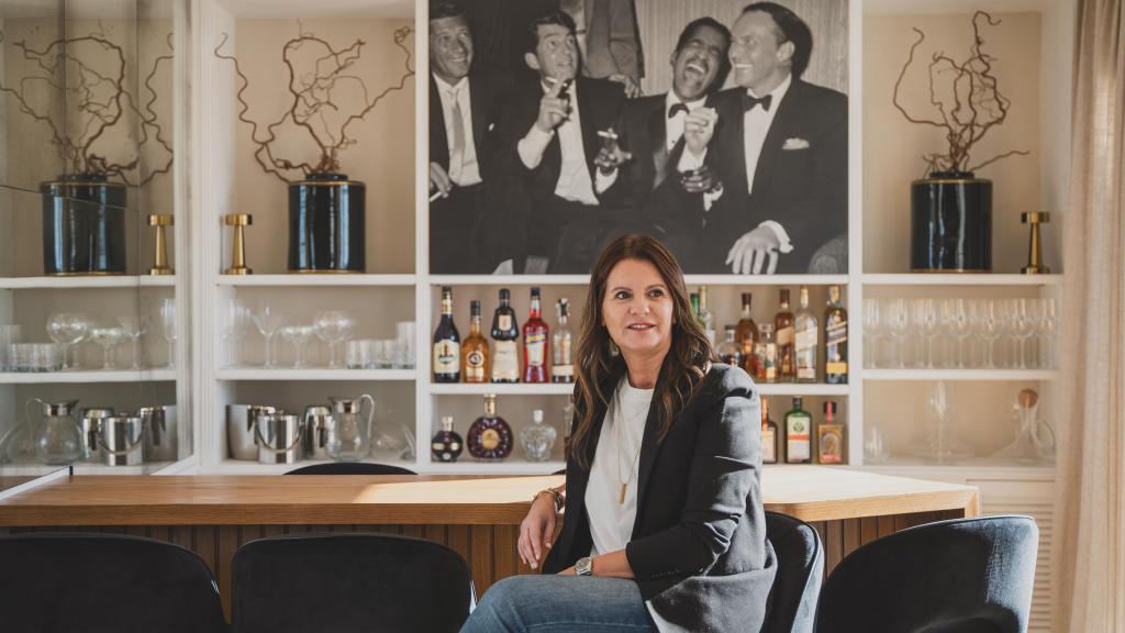 La arquitecta Mercedes Pina en el bar del apartamento que diseñó para uno de sus clientes en el barrio de Salamanca, en Madrid.