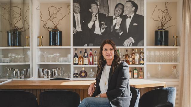 La arquitecta Mercedes Pina en el bar del apartamento que diseñó para uno de sus clientes en el barrio de Salamanca, en Madrid.