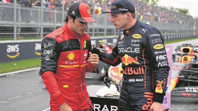 Carlos Sainz y Max Verstappen conversan en el GP de Canadá