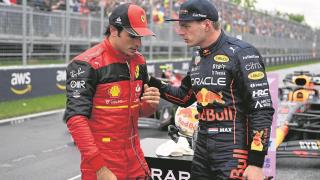 Carlos Sainz y Max Verstappen conversan en el GP de Canadá