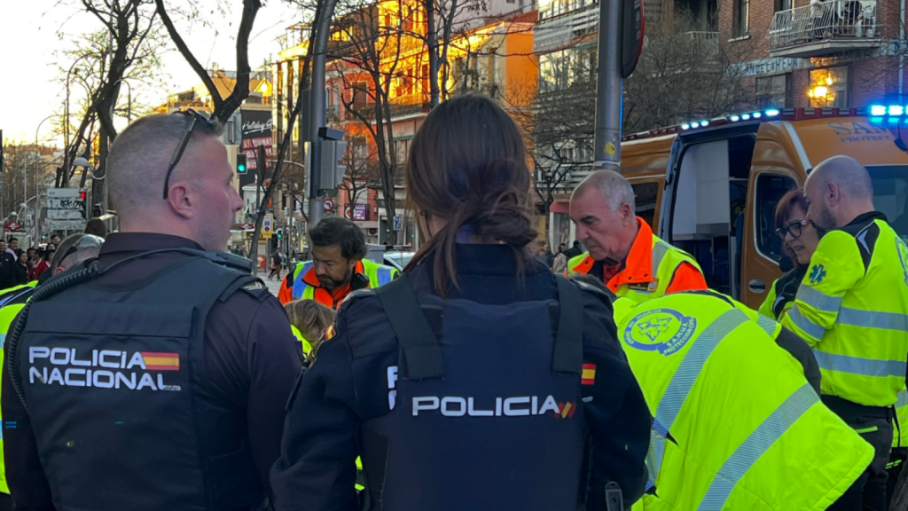 SAMUR atiende a un joven apuñalado en el cuello en Vallecas.