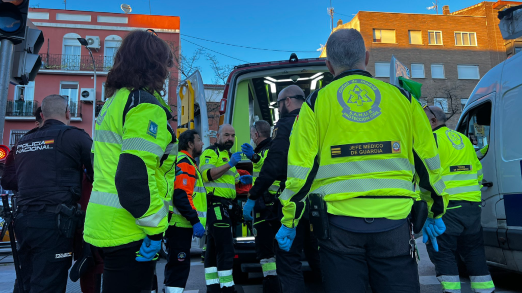 La Policía Municipal acompaña al convoy sanitario para facilitar el traslado al hospital.