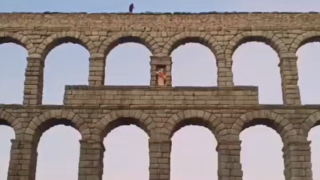 El hombre detenido caminando por el canal del Acueducto de Segovia